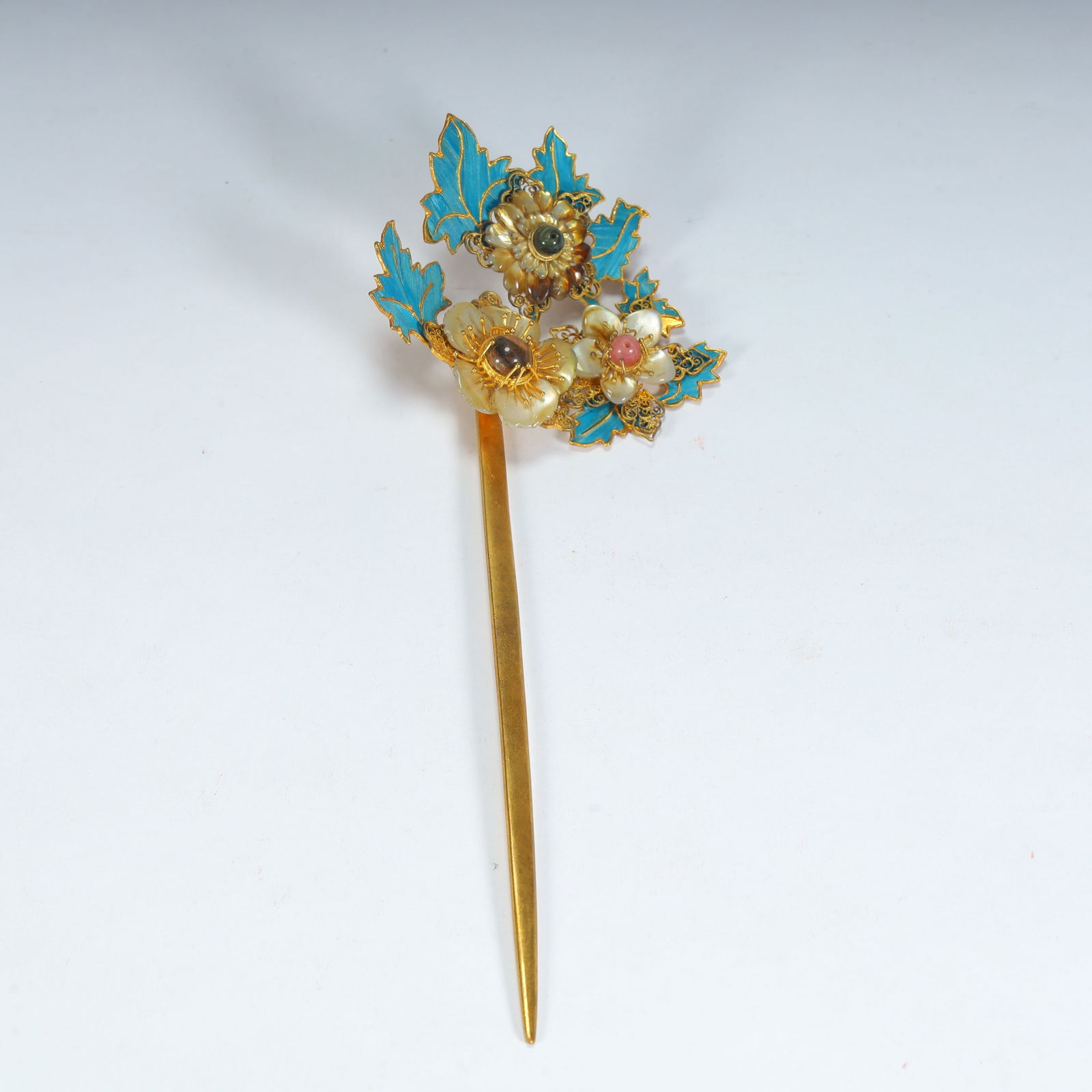 A gold hairpin with a flower pattern in the Qing Dynasty cloisonné: Qing Dynasty cloisonné inlaid treasure flower pattern gold hairpin SIZE: L:7cm W:6.5cm W:24.8g (The Dimensions Of All Batches Are Manually Measured.If You Need More Detailed Information, Please Conta