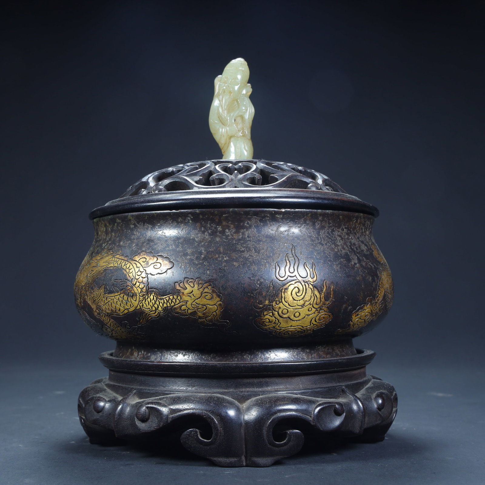 A Qing Dynasty copper wrong gold dragon pattern aromatherapy: Qing Dynasty copper staggered gold dragon pattern aromatherapy SIZE: H:22cm L:17.5cm W:17.5cm W:3.3kg (The Dimensions Of All Batches Are Manually Measured.If You Need More Detailed Information, Please