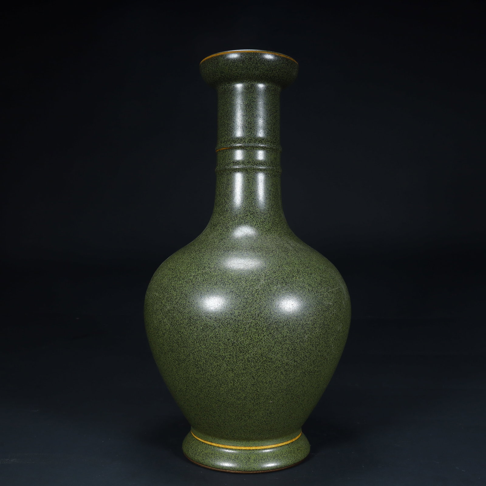 A Qing Qianlong tea powder glazed long-necked bottle: Qing Qianlong tea powder glazed long-necked bottle SIZE: H:34.5cm L:17cm W:17cm W:2.7kg (The Dimensions Of All Batches Are Manually Measured.If You Need More Detailed Information, Please Contact Our C