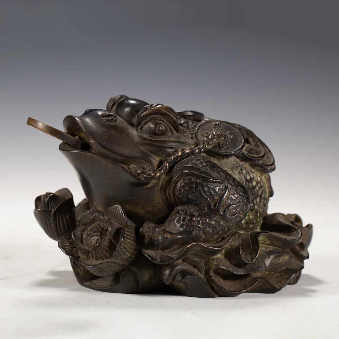 A copper and gold cicada of the Qing Dynasty: Copper and gold cicadas of the Qing Dynasty SIZE: L:15cm W:11cm H:10cm (The Dimensions Of All Batches Are Manually Measured.If You Need More Detailed Information, Please Contact Our Customer Service B