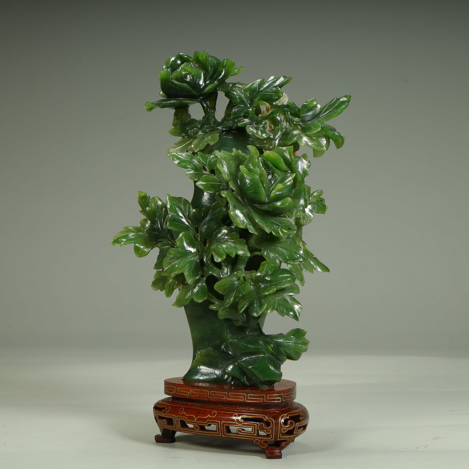 A Qing Dynasty jasper peony pattern flower arrangement: Qing Dynasty jasper peony pattern flower arrangement SIZE: H:24cm L:13cm W:8cm W:0.7kg (The Dimensions Of All Batches Are Manually Measured.If You Need More Detailed Information, Please Contact Our Cu