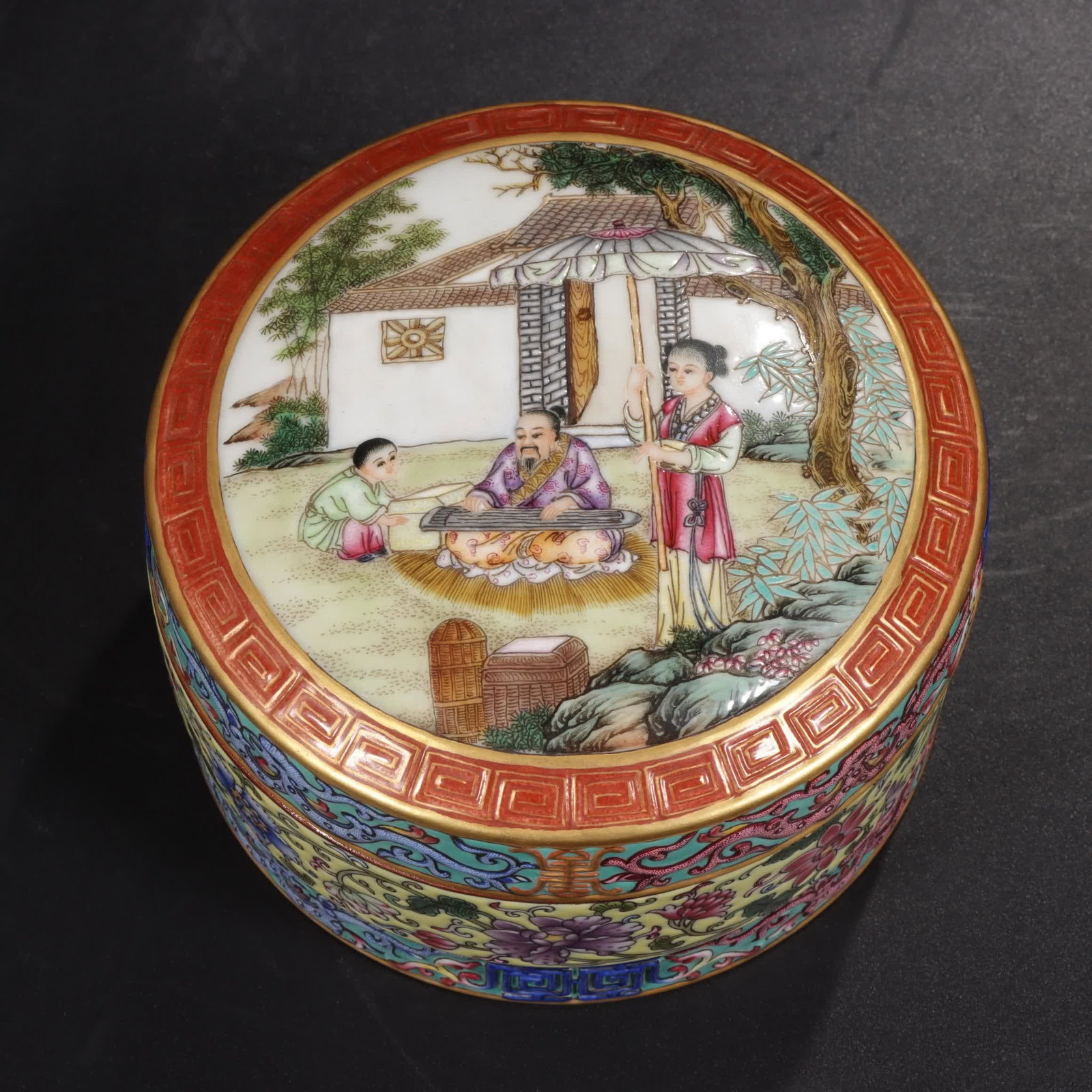 A piece of Qianlong year of the Qing Dynasty pastel gold-painted cloud thunder edge entwined lotus (1 of 9)