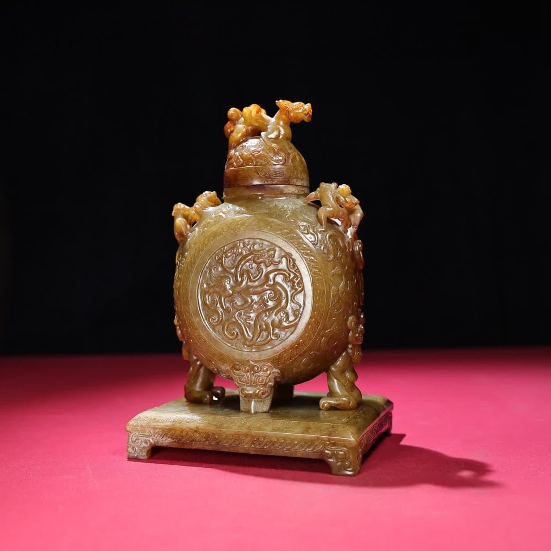 A Han Dynasty jade vase: Han Dynasty jade vase SIZE: Bottom 132x106x25mm Bottle 128x112x68mm Cap 53x51mm Total W: 1587g (The Dimensions Of All Batches Are Manually Measured.If You Need More Detailed Information, Please Contac