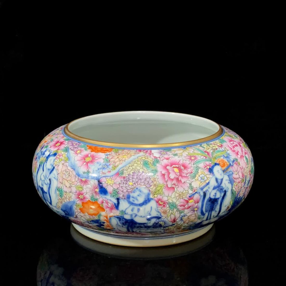 A piece of blue and white Qianlong year system of the Qing Dynasty Ten Thousand Flower Pattern Blue: Blue and white Qing Qianlong year system Ten thousand flower patterns blue and white eight immortals inside blue and white birthday star sea water gold painting wash SIZE: D: 18cm mouthD: 13cm H: 8.2c