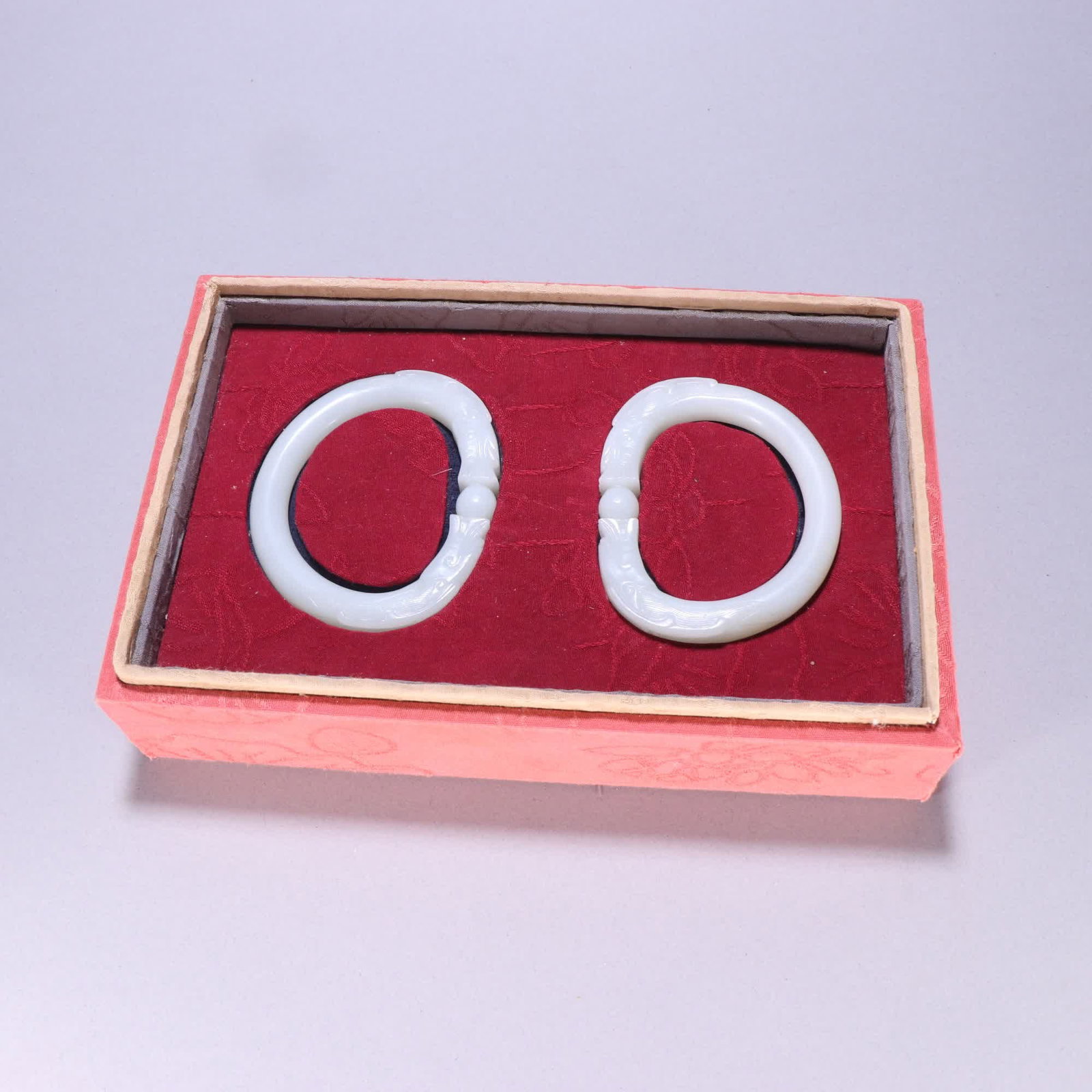 A pair of Qing Dynasty Qing Dynasty Hetian jade two dragon bite bead bracelets: Qing Dynasty Qing Dynasty Hetian jade two dragon bite bead bracelets SIZE: Inner diameter 5.4cm W: 1.1cm Single W: 64.5g (The Dimensions Of All Batches Are Manually Measured.If You Need More Detailed