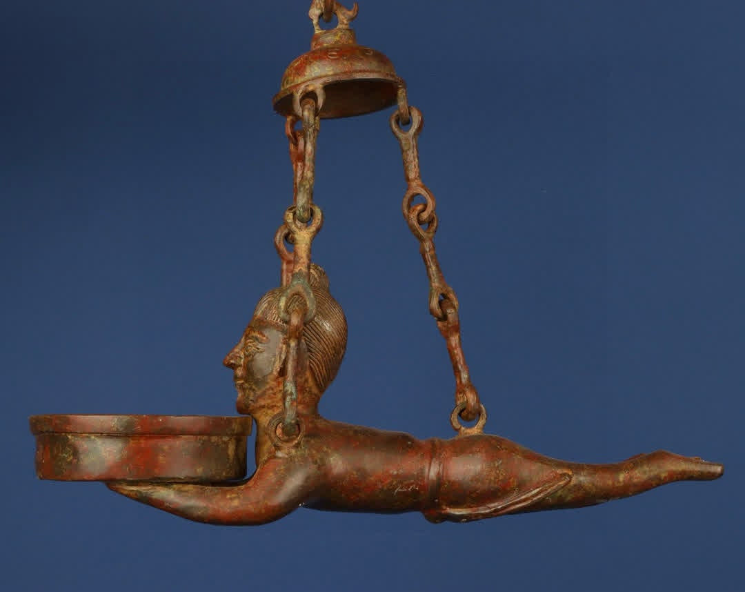A Han Dynasty bronze chain lamp: Han Dynasty bronze chain human lamp SIZE: W:900g L:17cm H:26cm (The Dimensions Of All Batches Are Manually Measured.If You Need More Detailed Information, Please Contact Our Customer Service Before Bi