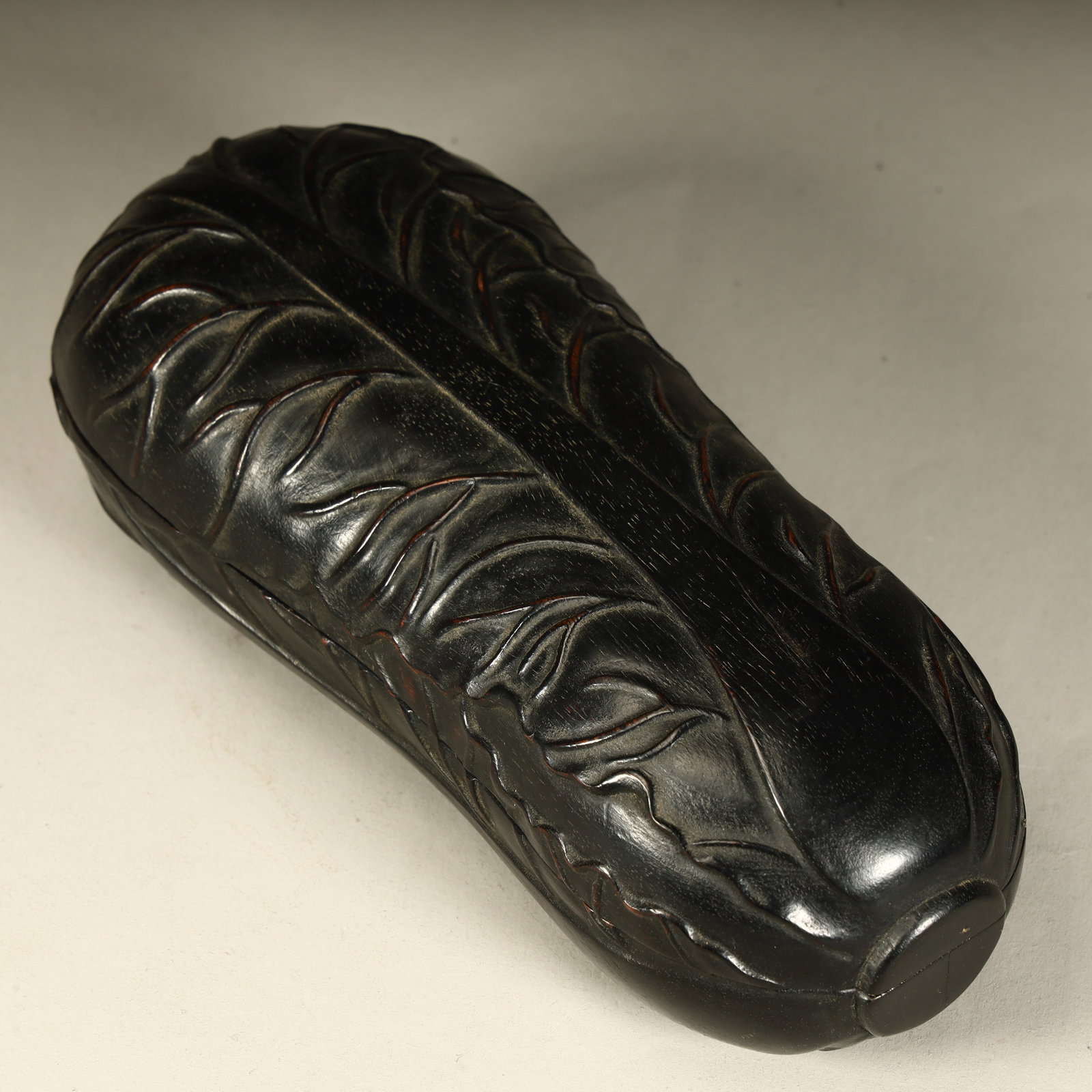 A Qing Dynasty rosewood carved cabbage pattern lid box quantity: Qing Dynasty rosewood carved cabbage pattern lid box quantity SIZE: H:5.5cm L:17.5cm W:8cm W:272g (The Dimensions Of All Batches Are Manually Measured.If You Need More Detailed Information, Please Con