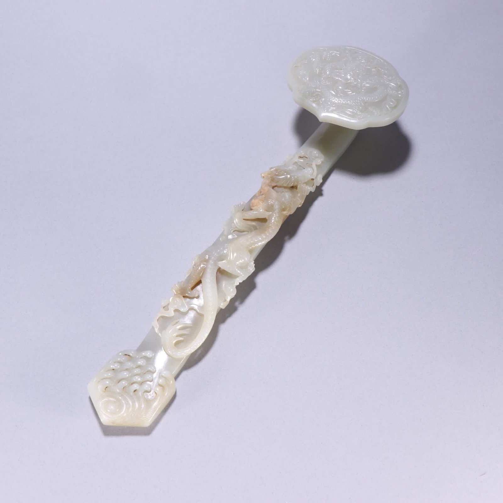 A piece of Qing Dynasty Xinjiang Qing Dynasty Hetian jade dragon pattern ruyi handle: Qing Dynasty Xinjiang Qing Dynasty Hetian jade dragon pattern ruyi handle SIZE: L:29.2cm W:8.3cm W:352.8g (The Dimensions Of All Batches Are Manually Measured.If You Need More Detailed Information, Pl