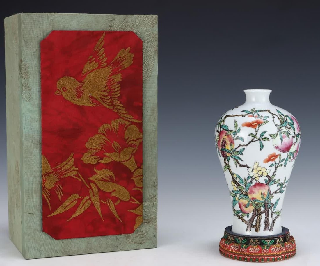 A Qing Qianlong pastel longevity peach plum bottle: Qing Qianlong pastel longevity peach plum bottle SIZE: H: 17.3cm Abdominal diameter 10cm (The Dimensions Of All Batches Are Manually Measured.If You Need More Detailed Information, Please Contact Our