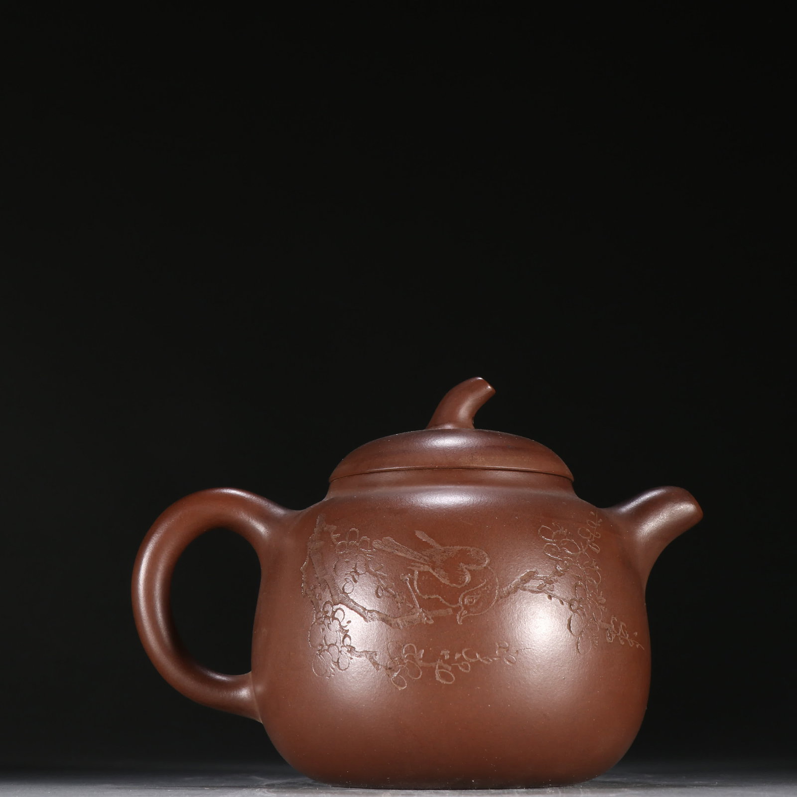 A Manxi pottery purple sand flower and bird pattern teapot: Manxi pottery purple sand flower and bird pattern teapot SIZE: H:11.3cm W:15cm (The Dimensions Of All Batches Are Manually Measured.If You Need More Detailed Information, Please Contact Our Customer S