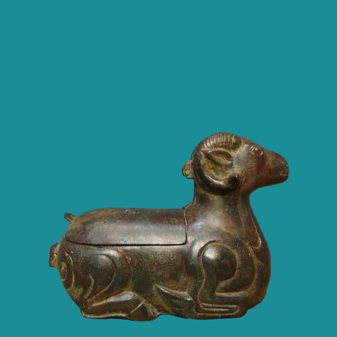 A bronze goat cup: Bronze lying sheep cup SIZE: L:19cm W:8cm H:14cm W:1.35kg (The Dimensions Of All Batches Are Manually Measured.If You Need More Detailed Information, Please Contact Our Customer Service Before Bidding