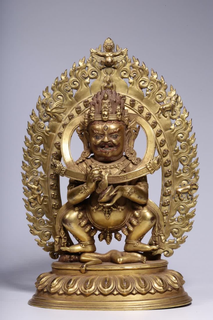 A Qing Dynasty bronze gilt treasure tent statue of the lord: Qing Dynasty copper gilt treasure tent to make a statue SIZE: H:18cm L:12.5cm W:63cm W:852g (The Dimensions Of All Batches Are Manually Measured.If You Need More Detailed Information, Please Contact O