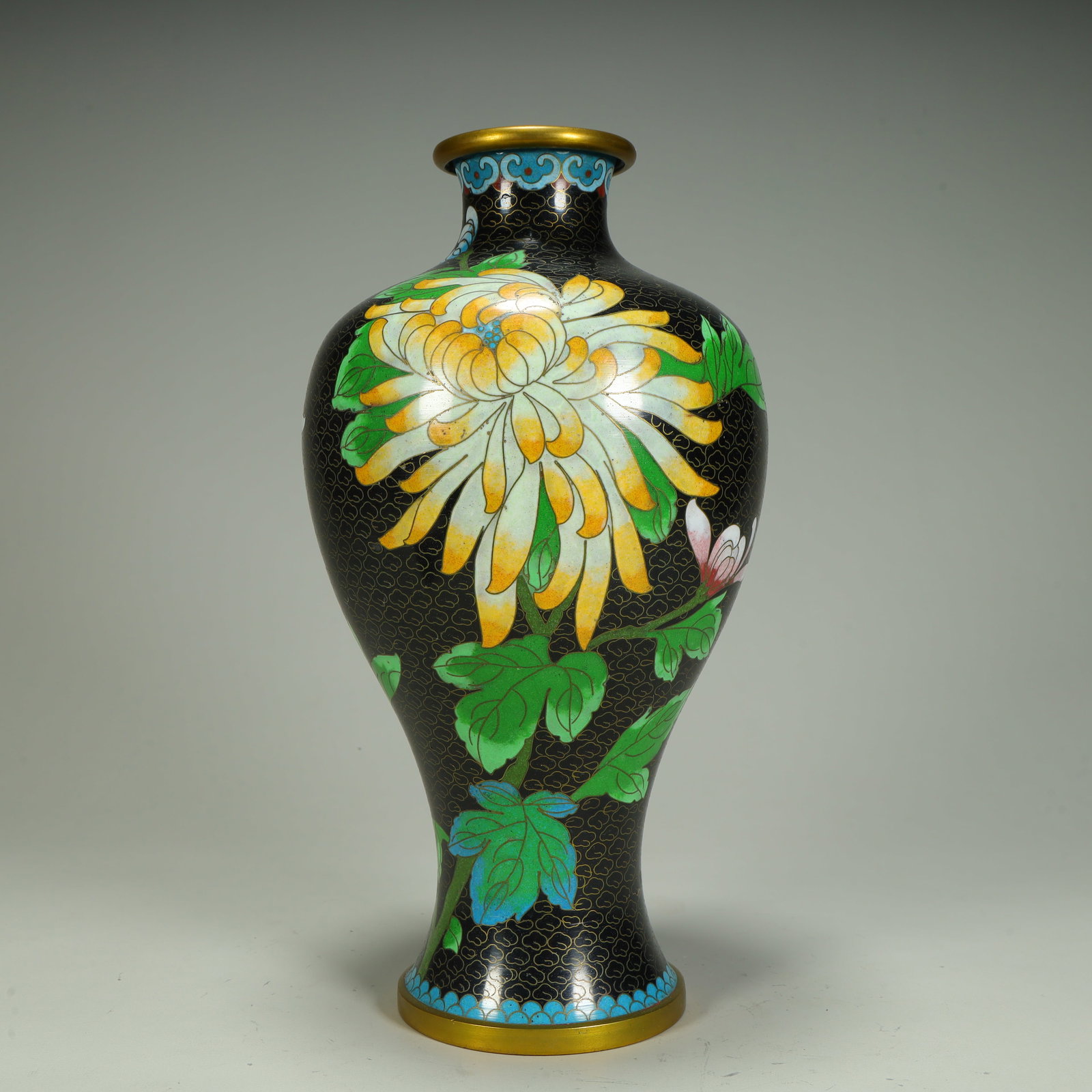 A copper-tired cloisonné enamel chrysanthemum Guanyin vase: Copper tire cloisonné enamel chrysanthemum pattern Guanyin vase SIZE: H:26cm L:13.5cm W:13.5cm W:920g (The Dimensions Of All Batches Are Manually Measured.If You Need More Detailed Information, Pleas