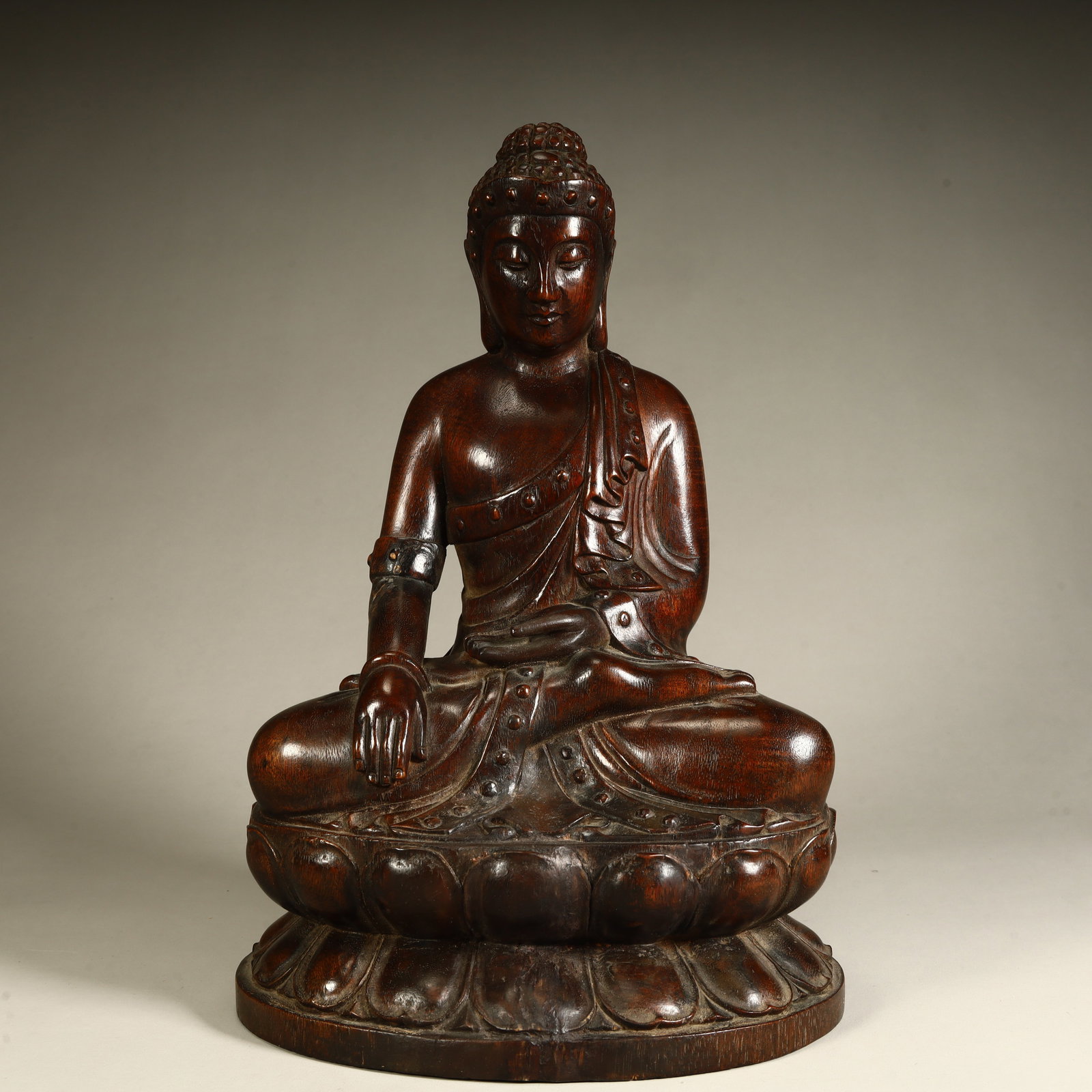 A mahogany statue of Shakyamuni in the Qing Dynasty: Qing Dynasty mahogany Shakyamuni statue size SIZE: H:30cm L:19cm W:15cm W:877g (The Dimensions Of All Batches Are Manually Measured.If You Need More Detailed Information, Please Contact Our Customer S