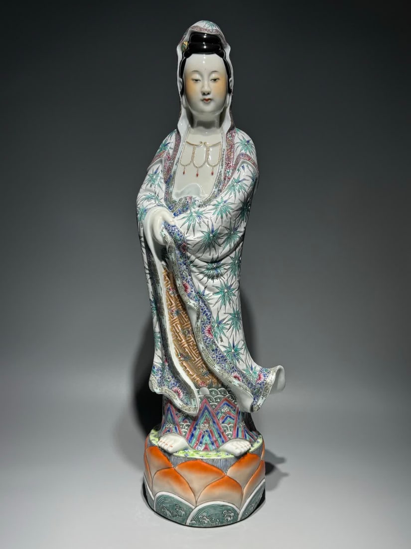 A piece of Republic of China Deng Rongchang pastel bamboo leaf standing lotus Guanyin (1 of 9)