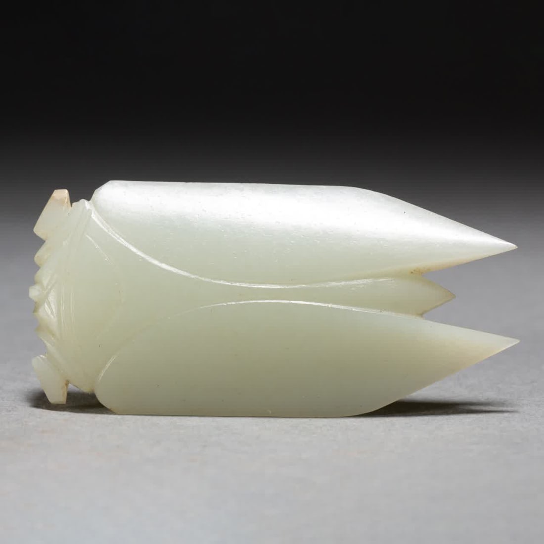 A jade cicada of the Qing Dynasty: There was a problem with the handling of the Qing Dynasty SIZE: L:3.5cm W:1cm H:7cm (The Dimensions Of All Batches Are Manually Measured.If You Need More Detailed Information, Please Contact Our Custo