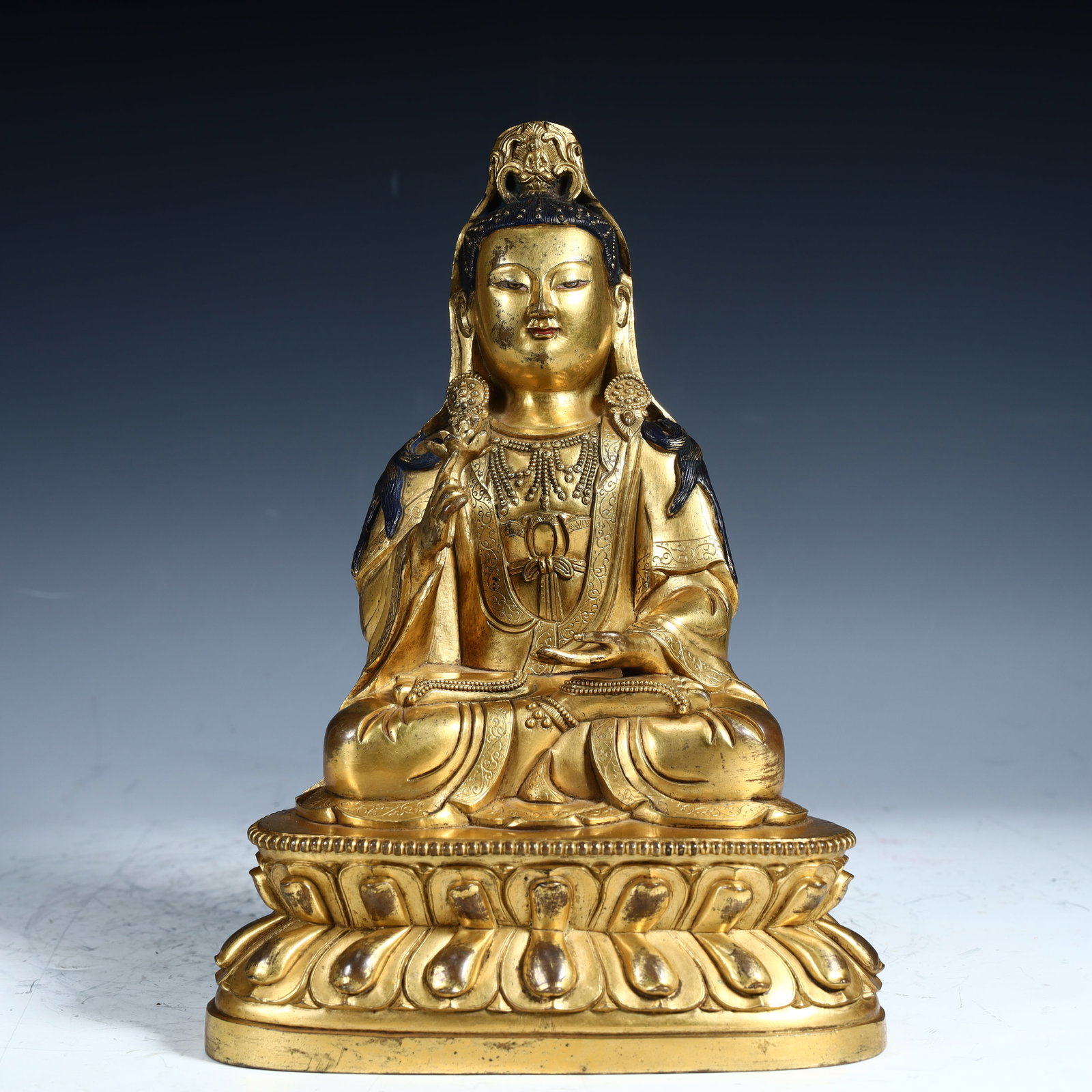 A bronze gilt Guanyin statue in the Qing Dynasty: Qing Dynasty copper gilt Guanyin statue SIZE: H:23cm L:16cm W:10.5cm W:2.7kg (The Dimensions Of All Batches Are Manually Measured.If You Need More Detailed Information, Please Contact Our Customer Ser