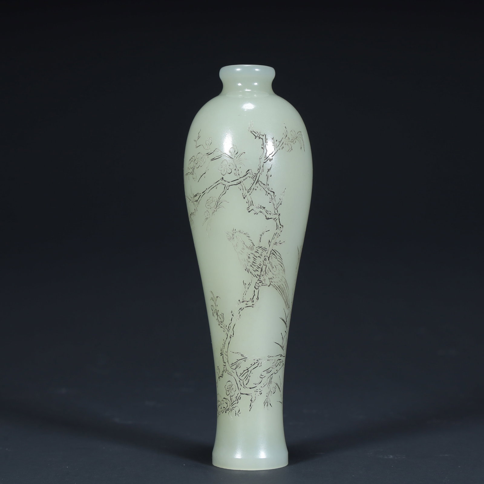 A Qing Dynasty Hetian green and white jade "happy on the eyebrows" pattern appreciation bottle: Qing Dynasty Hetian green and white jade "happy eyebrows" tattoo appreciation bottle SIZE: H:12.5cm L:4cm W:4cm W:90.6g (The Dimensions Of All Batches Are Manually Measured.If You Need More Detailed I
