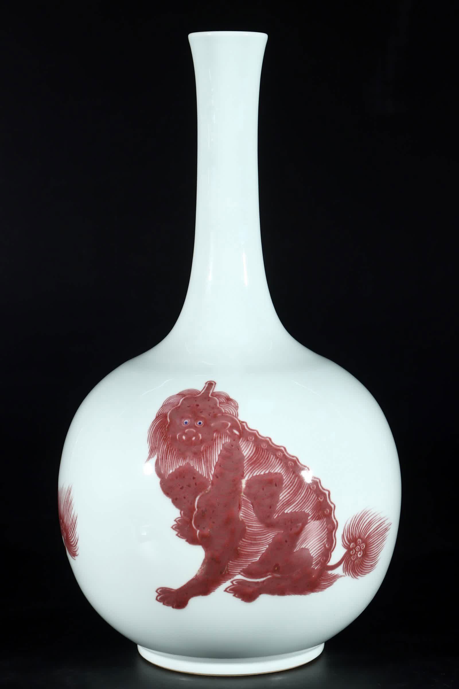 A Qing Kangxi fully glazed red three beast cone handle bottle: Qing Kangxi full glaze red three beasts cone handle bottle SIZE: H: 40cm Belly diameter 22cm (The Dimensions Of All Batches Are Manually Measured.If You Need More Detailed Information, Please Contact