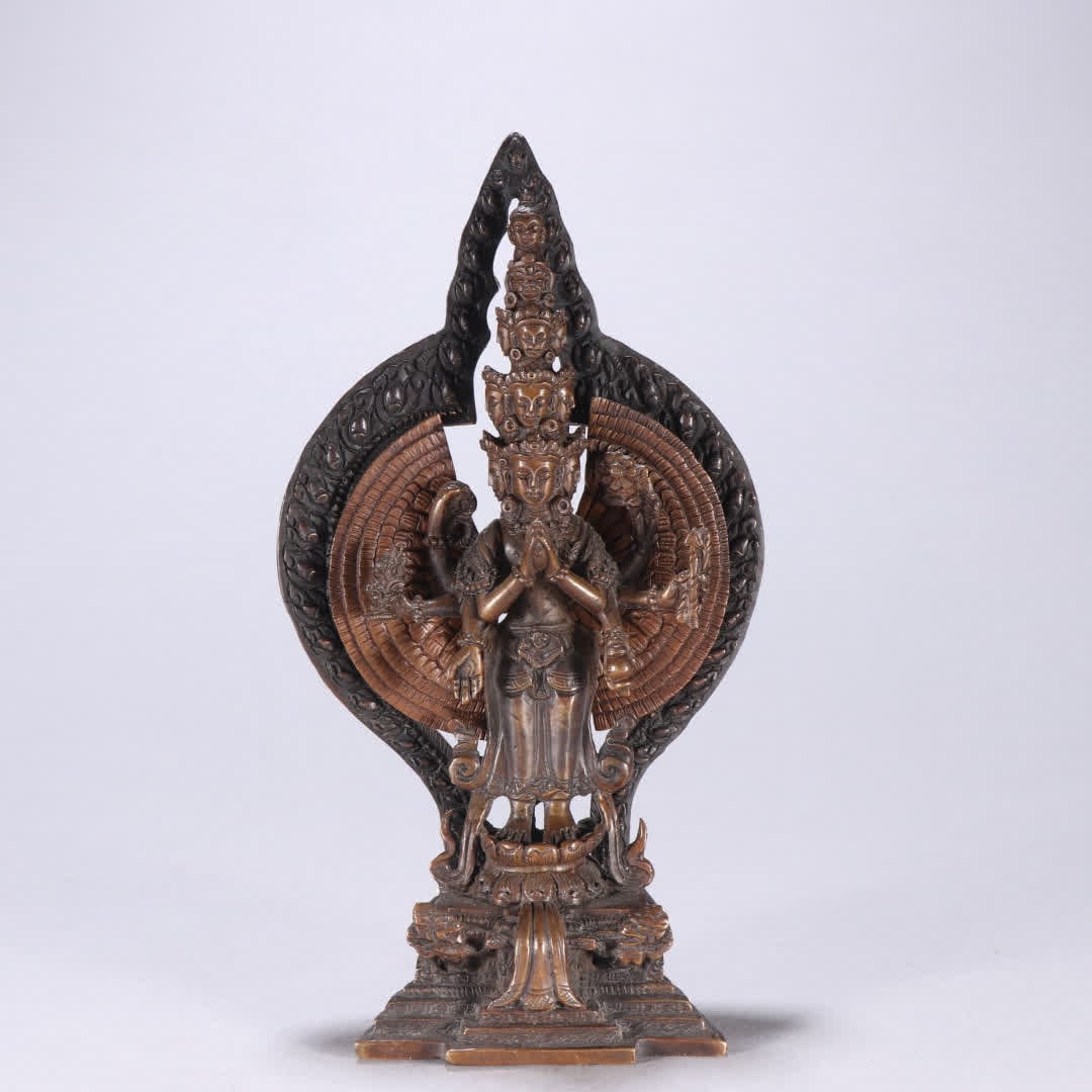 A bronze statue of Guanyin with a thousand hands: Bronze statue of Guanyin with a thousand hands SIZE: H:15cm W:8.6cm W:336.7g (The Dimensions Of All Batches Are Manually Measured.If You Need More Detailed Information, Please Contact Our Customer Ser