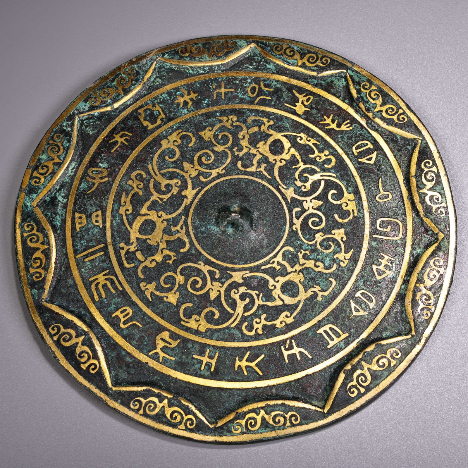 A Han Dynasty Cuojin bronze mirror: Han Dynasty Cuojin bronze mirror SIZE: W:770g D:18cm (The Dimensions Of All Batches Are Manually Measured.If You Need More Detailed Information, Please Contact Our Customer Service Before Bidding.)