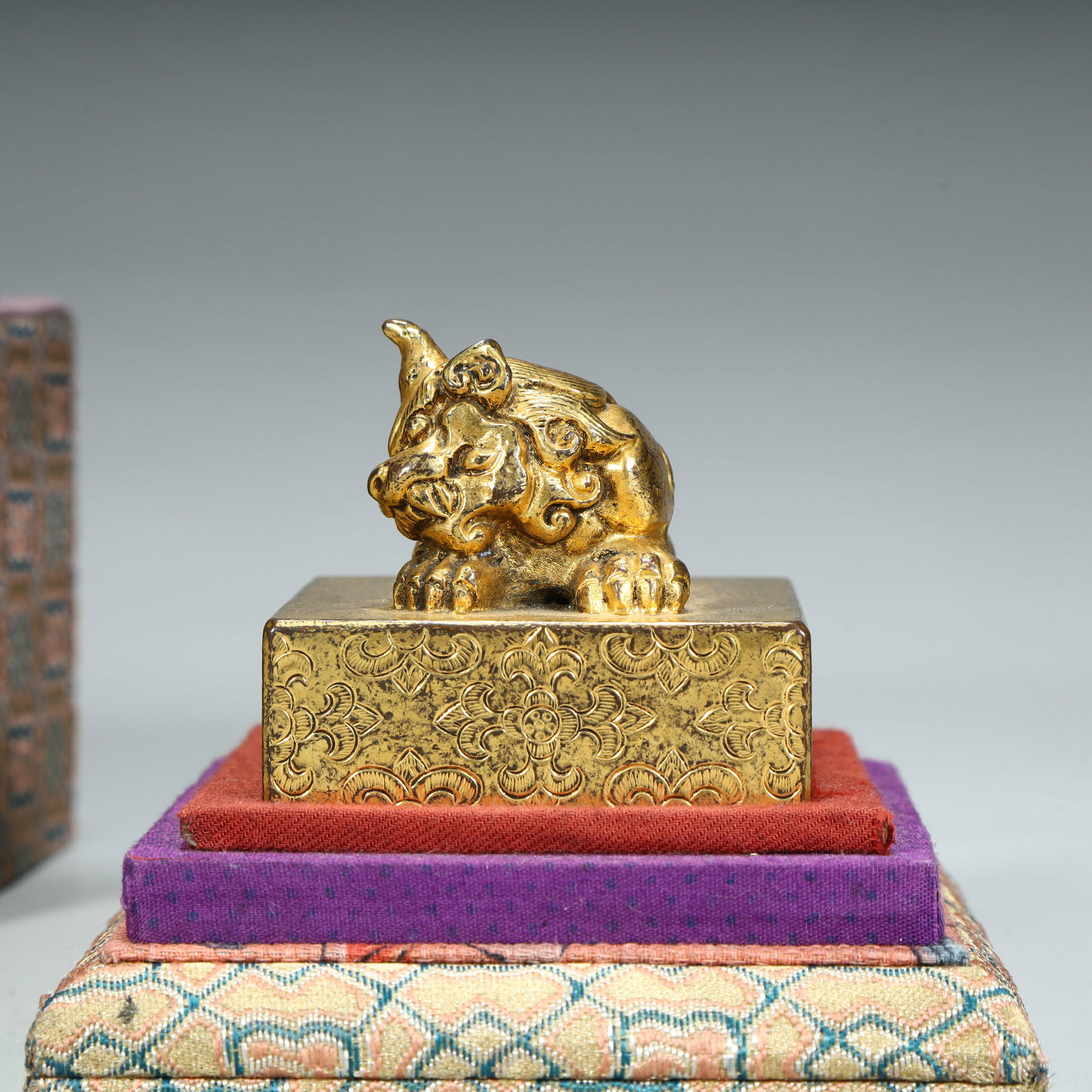 A Qing Dynasty copper gilt beast button seal: Qing Dynasty copper gilt beast button seal SIZE: H:5cm L:5.5cm W:5.5cm W:672g (The Dimensions Of All Batches Are Manually Measured.If You Need More Detailed Information, Please Contact Our Customer Se