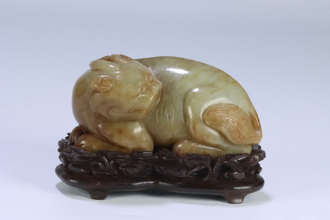 A Qing Dynasty Hetian jade beast ornament rosewood base: Qing Dynasty Hetian jade auspicious beast ornament rosewood base SIZE: 9.8x5.7x4.9cm W:430g (The Dimensions Of All Batches Are Manually Measured.If You Need More Detailed Information, Please Contact O