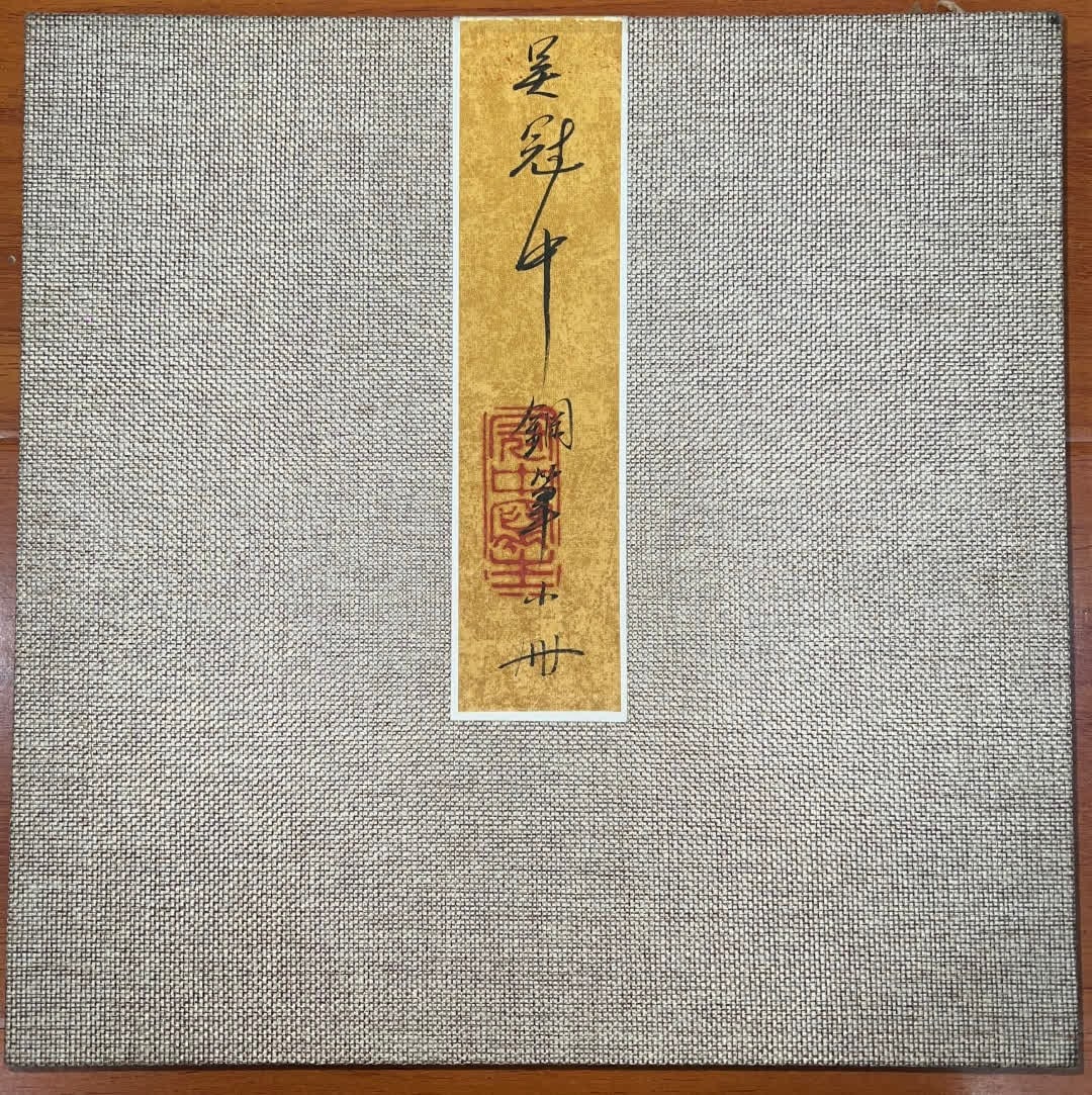 A pen album page of Wu Guanzhong: Wu Guanzhong's pen painting album page SIZE: Painting Core66x33cm (The Dimensions Of All Batches Are Manually Measured.If You Need More Detailed Information, Please Contact Our Customer Service Before