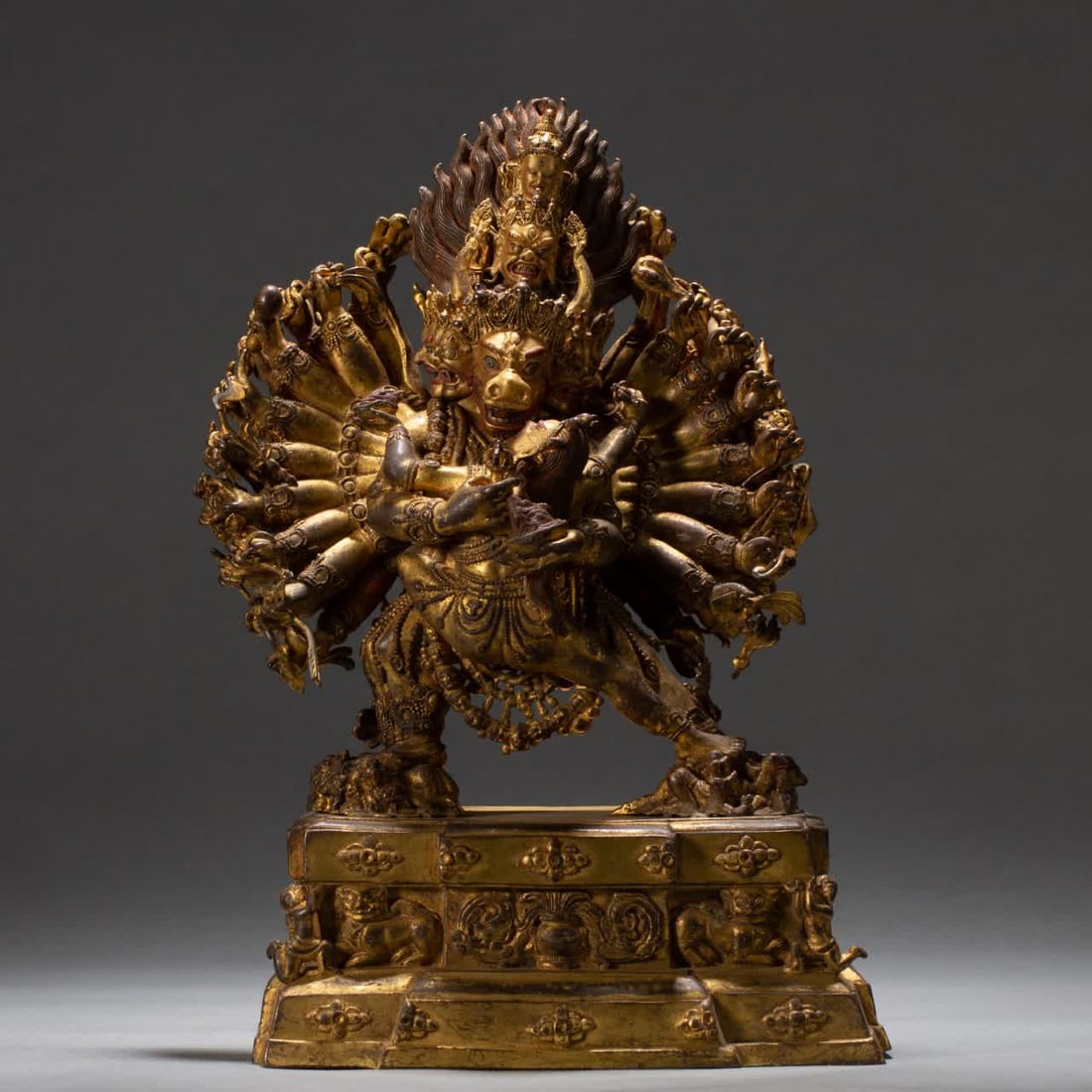 A bronze gilt Buddha statue of the Qing Dynasty (1 of 9)
