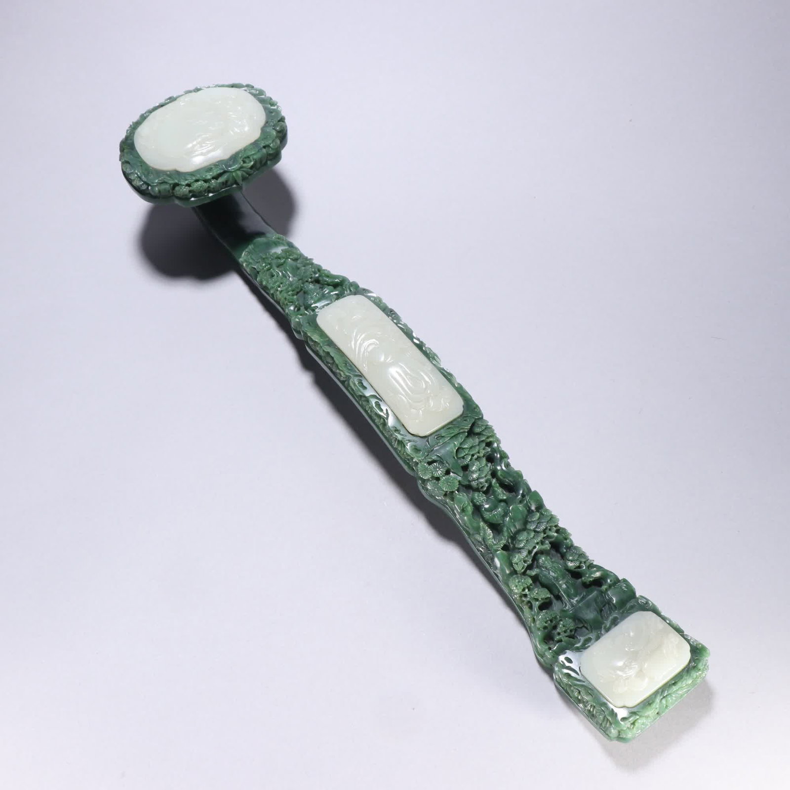 A piece of Qing Dynasty jasper inlaid with Qing Dynasty Hetian jade longevity peach pattern ruyi: Qing Dynasty jasper inlaid Qing Dynasty Hetian jade longevity peach pattern ruyi handle SIZE: L:49cm W:10.8cm W:1812.8g (The Dimensions Of All Batches Are Manually Measured.If You Need More Detailed I