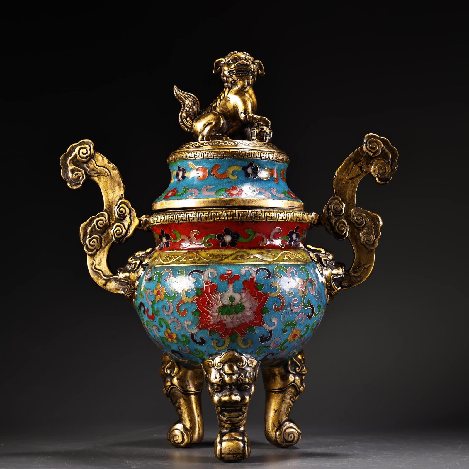 A Qing Dynasty engraved cloisonné gilt lion cover ruyi incense burner: Qing Dynasty engraved cloisonné gilt lion cover ruyi incense burner SIZE: W:2100g H:30cm W:25cm (The Dimensions Of All Batches Are Manually Measured.If You Need More Detailed Information, Please Cont