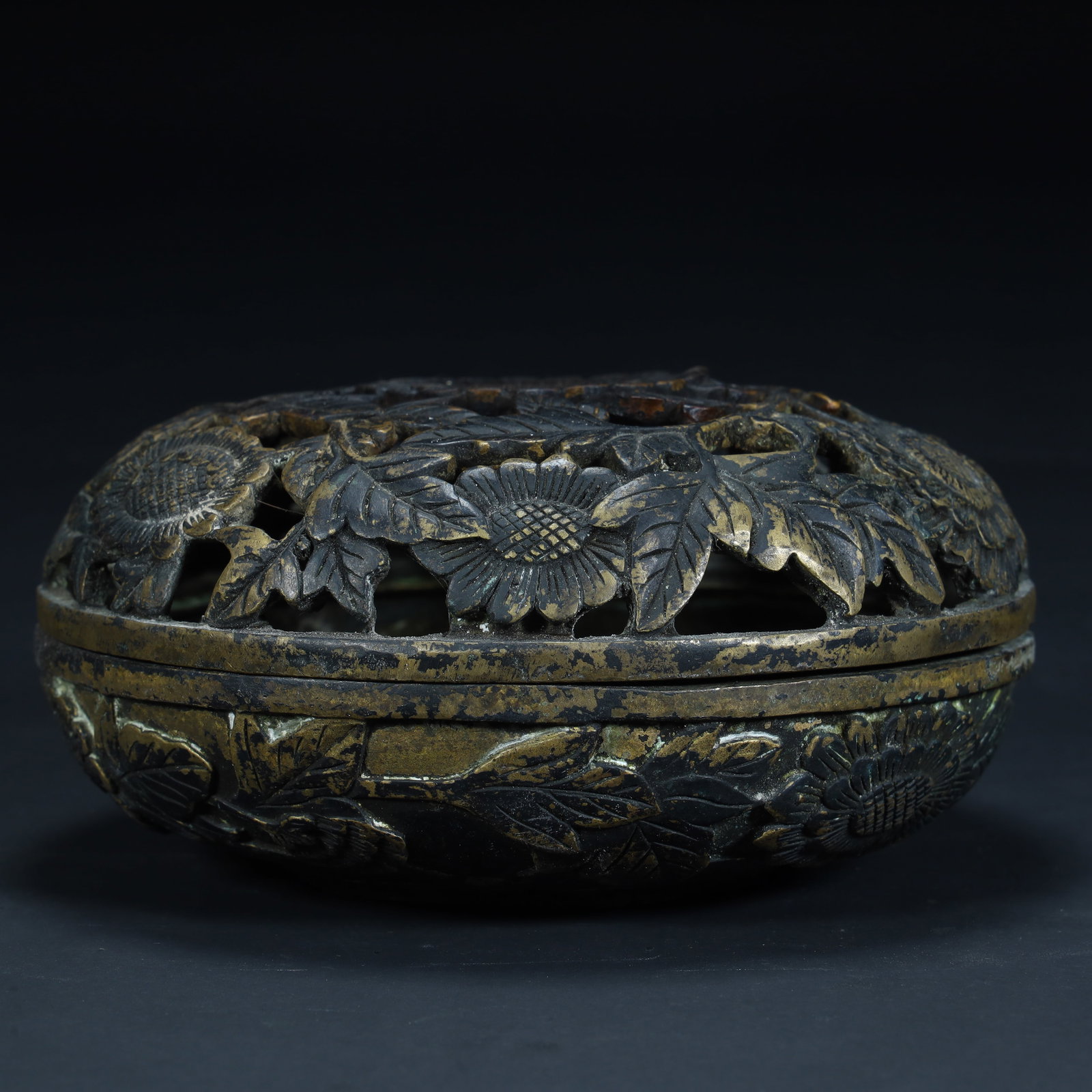A Qing Dynasty copper hollow floral pattern incense box: Qing Dynasty copper hollow floral pattern incense box SIZE: H:7cm L:15cm W:15cm 945g (The Dimensions Of All Batches Are Manually Measured.If You Need More Detailed Information, Please Contact Our Cust