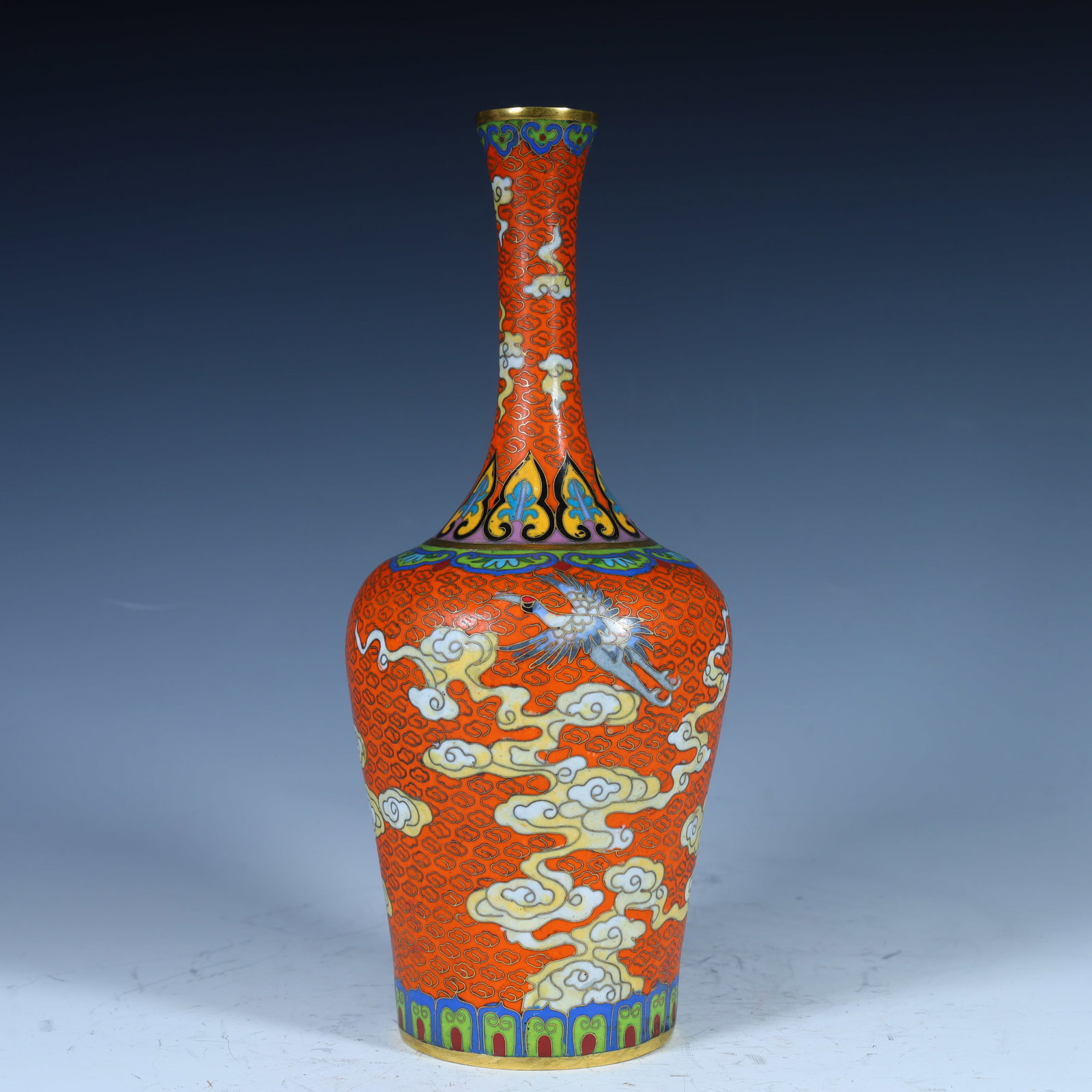 A Qing Dynasty cloisonné enamel painted auspicious crane auspicious cloud pattern decorative vase: Qing Dynasty cloisonné enamel painted auspicious crane auspicious cloud pattern decorative vase SIZE: H:26cm W:11cm W:5.6kg (The Dimensions Of All Batches Are Manually Measured.If You Need More Detai