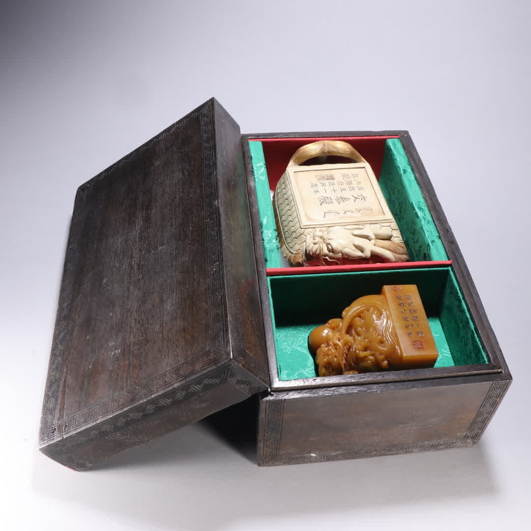 A Qing Dynasty Tian Huang Shilong button seal: Qing Dynasty Tian Huang Shilong button seal SIZE: H:9.3cm W:7.7cm W:897g (The Dimensions Of All Batches Are Manually Measured.If You Need More Detailed Information, Please Contact Our Customer Service