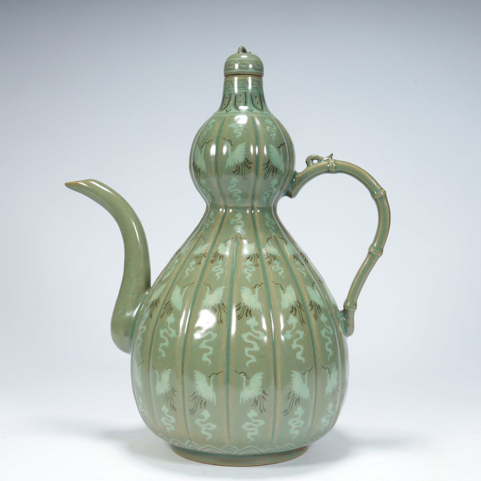 A piece of Qing Dynasty imitation Ru glaze "pine crane pattern gourd holding pot": Qing Dynasty imitation Ru glaze "pine crane pattern gourd holding pot" SIZE: H:33cm L:27cm W:15.5cm W:1.9kg (The Dimensions Of All Batches Are Manually Measured.If You Need More Detailed Information,