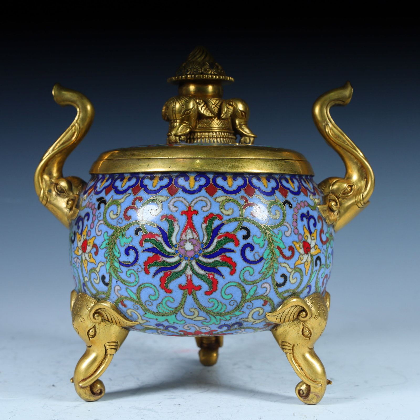A Qing Dynasty cloisonné cloisonné enamel elephant button incense burner: Qing Dynasty cloisonné cloisonné enamel elephant button incense burner SIZE: H:18.5cm L:16cm W:13.5cm W:2.5kg (The Dimensions Of All Batches Are Manually Measured.If You Need More Detailed Informati