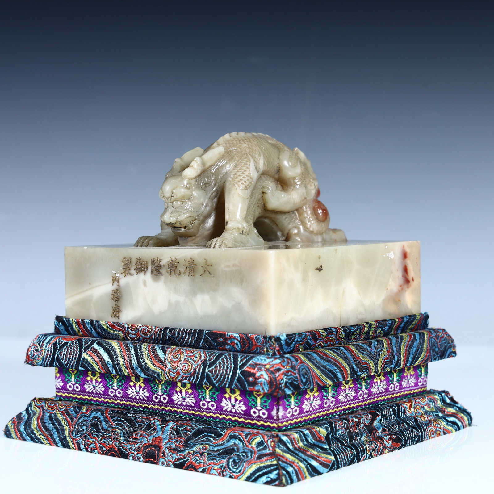 A Qing Dynasty fine Shoushan stone double beast button seal: Qing Dynasty boutique Shoushan stone double beast button seal SIZE: H:7.5cm L:11.5cm W:11.5cm W:1530g (The Dimensions Of All Batches Are Manually Measured.If You Need More Detailed Information, Please