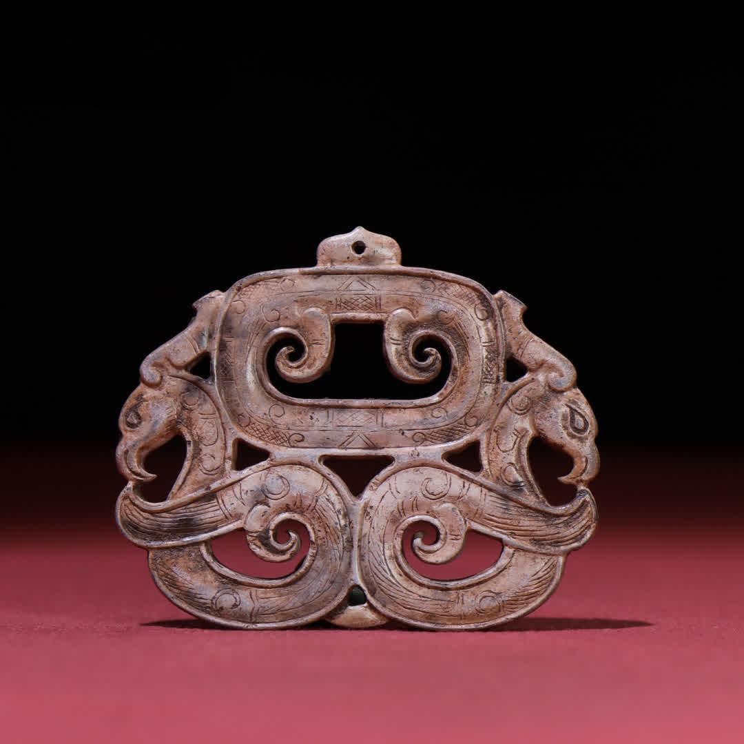 A Han Dynasty gray skin Qin double phoenix pendant: Han Dynasty gray skin Qin double phoenix pendant SIZE: 61x51x5mm W: 36g medium (The Dimensions Of All Batches Are Manually Measured.If You Need More Detailed Information, Please Contact Our