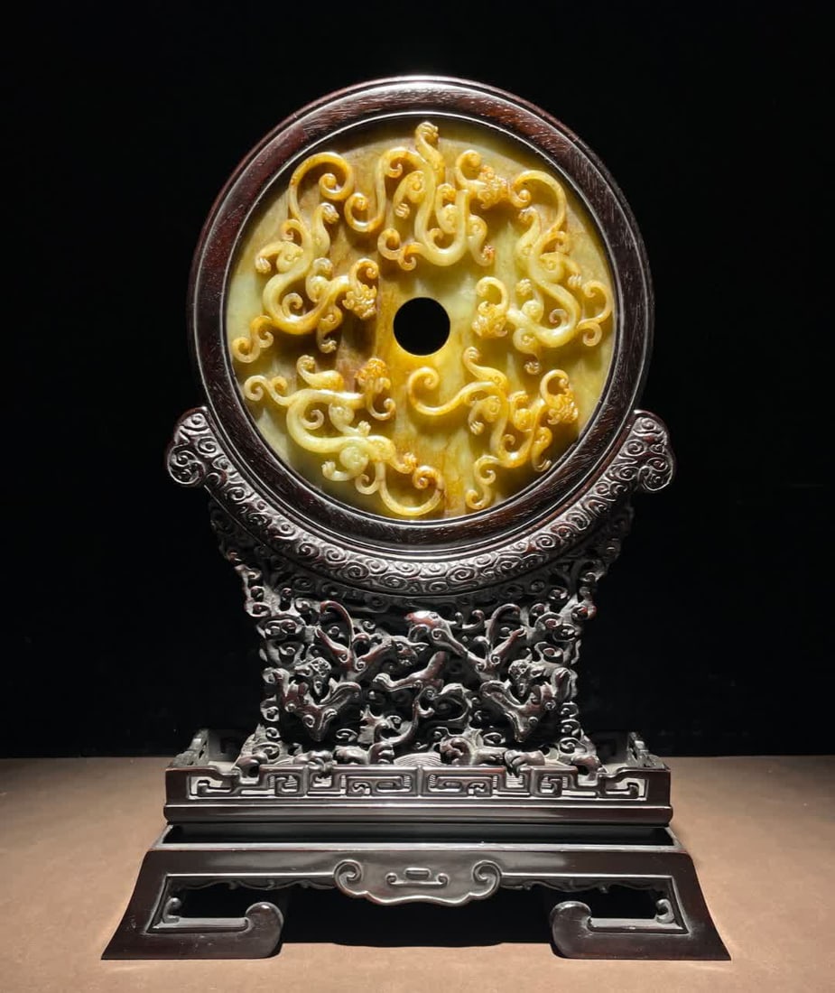 A Qing Dynasty Hetian jade "Five Dragons Arch Bi, Six Chi Chengfu" interstitial ornament: Qing Dynasty Hetian jade "Five Dragons Arch Bi, Six Chi Chengfu" insert screen ornaments carved from Hetian jade Five dragons are symmetrically distributed on the surface of the jade The dragon head i