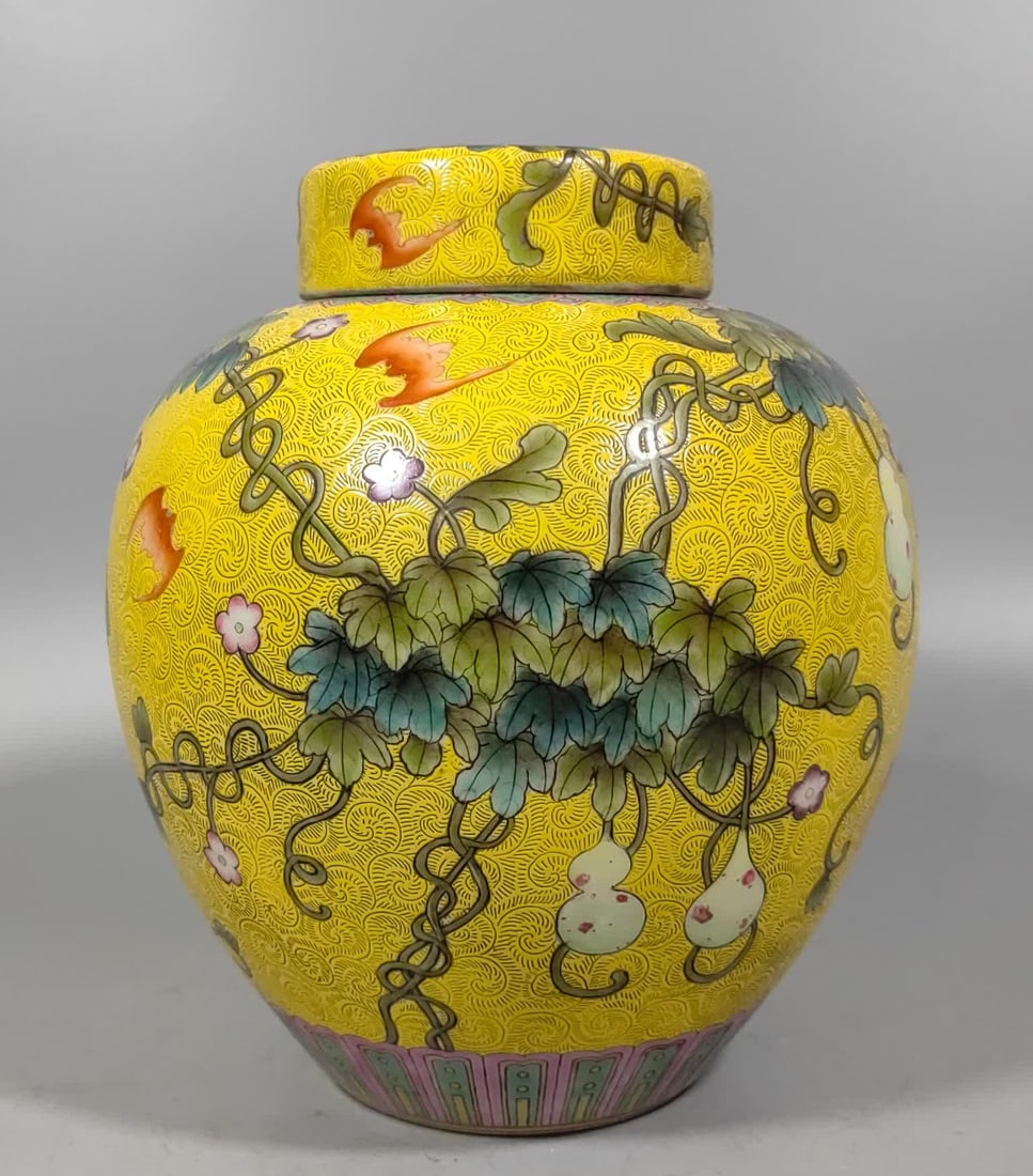 A Qing Dynasty yellow-bottomed flower jar: Qing Dynasty yellow bottom pickpocket can SIZE: H:18cm W:16cm (The Dimensions Of All Batches Are Manually Measured.If You Need More Detailed Information, Please Contact Our Customer Service Before Bid