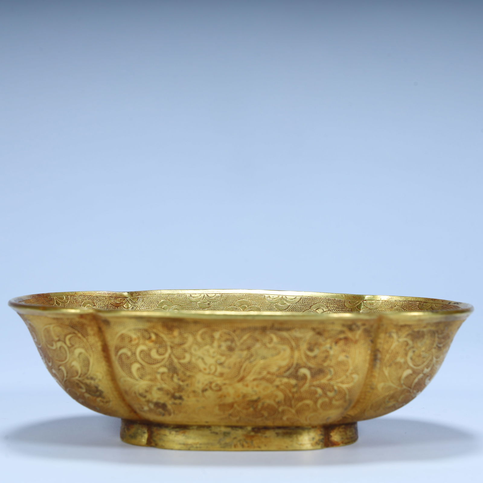 A gilded flower beast pattern flower mouth bowl: Gilded flower auspicious beast pattern flower mouth bowl SIZE: H:4cm L:13cm W:8.3cm W:270g (The Dimensions Of All Batches Are Manually Measured.If You Need More Detailed Information, Please Contact Ou
