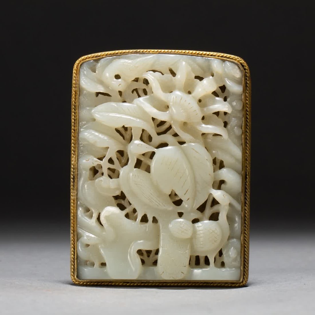 A jade brand of the Qing Dynasty: There was a problem with the handling of the Qing Dynasty SIZE: L:6cm W:2.5cm H:8cm (The Dimensions Of All Batches Are Manually Measured.If You Need More Detailed Information, Please Contact Our Custo