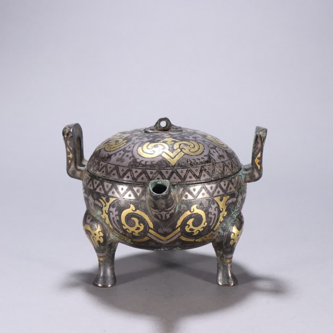 A Han Dynasty copper gold and silver three-legged cover furnace: Han Dynasty copper gold and silver three-legged cover furnace SIZE: H:9cm W:12.2cm W:642.9g (The Dimensions Of All Batches Are Manually Measured.If You Need More Detailed Information, Please Contact O