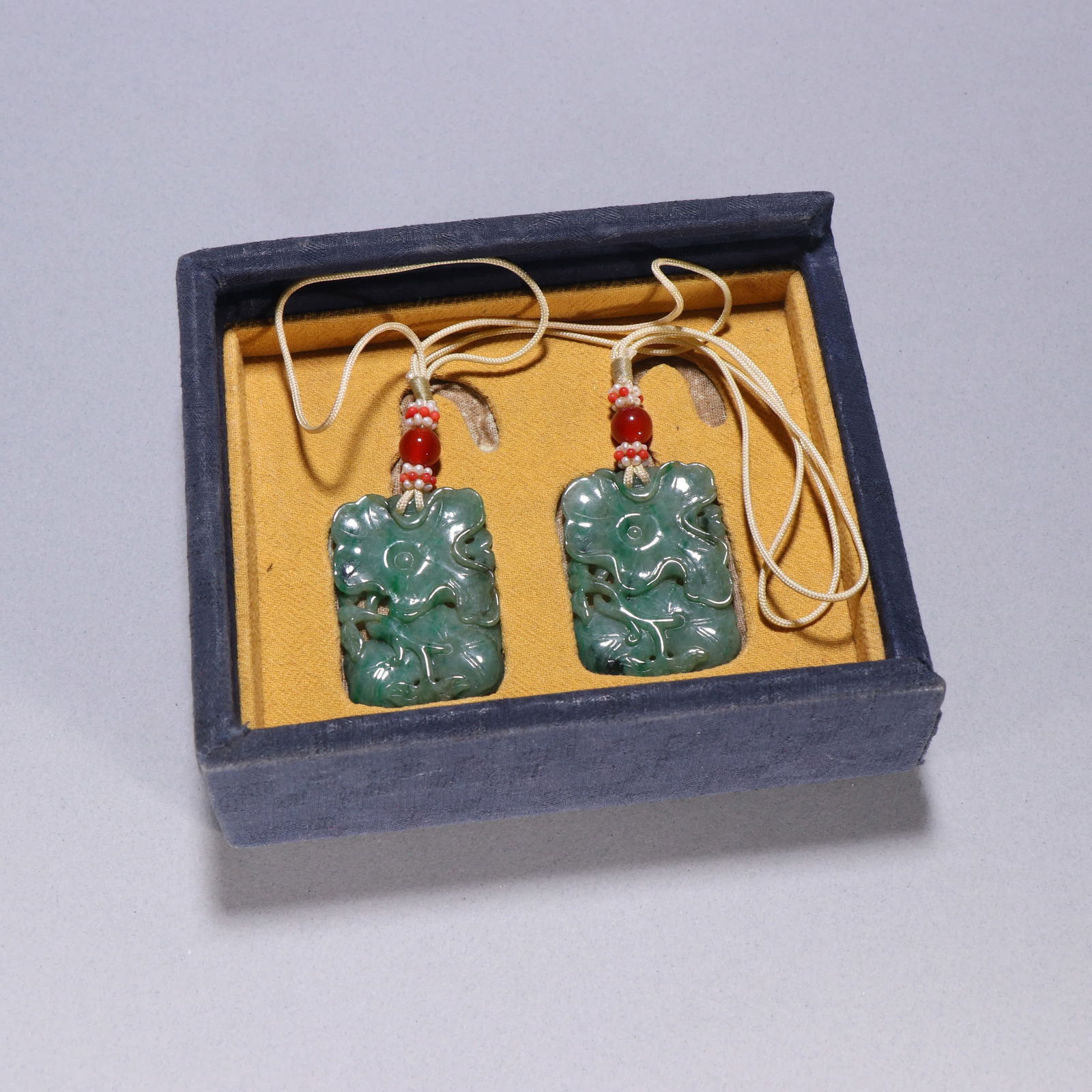 A pair of Qing Dynasty jade lotus leaves are listed: Qing Dynasty jade lotus leaf listing a pair SIZE: H: 4.5cm W: 3.1cm Single W: 12.8g (The Dimensions Of All Batches Are Manually Measured.If You Need More Detailed Information, Please Contact Our Custo