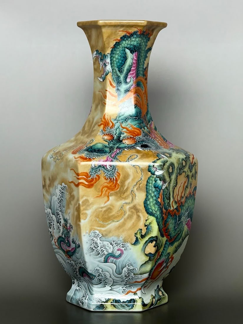 A piece of the Qianlong year of the Qing Dynasty dragon pattern godson picture of the stormy waves: Qianlong year of the Qing Dynasty dragon pattern godson picture Stormy waves six-way shoulder bottle SIZE: H: 44.8cm Belly diameter 24.8cm Bottom diameter 16.2cm (The Dimensions Of All Batches Are Man