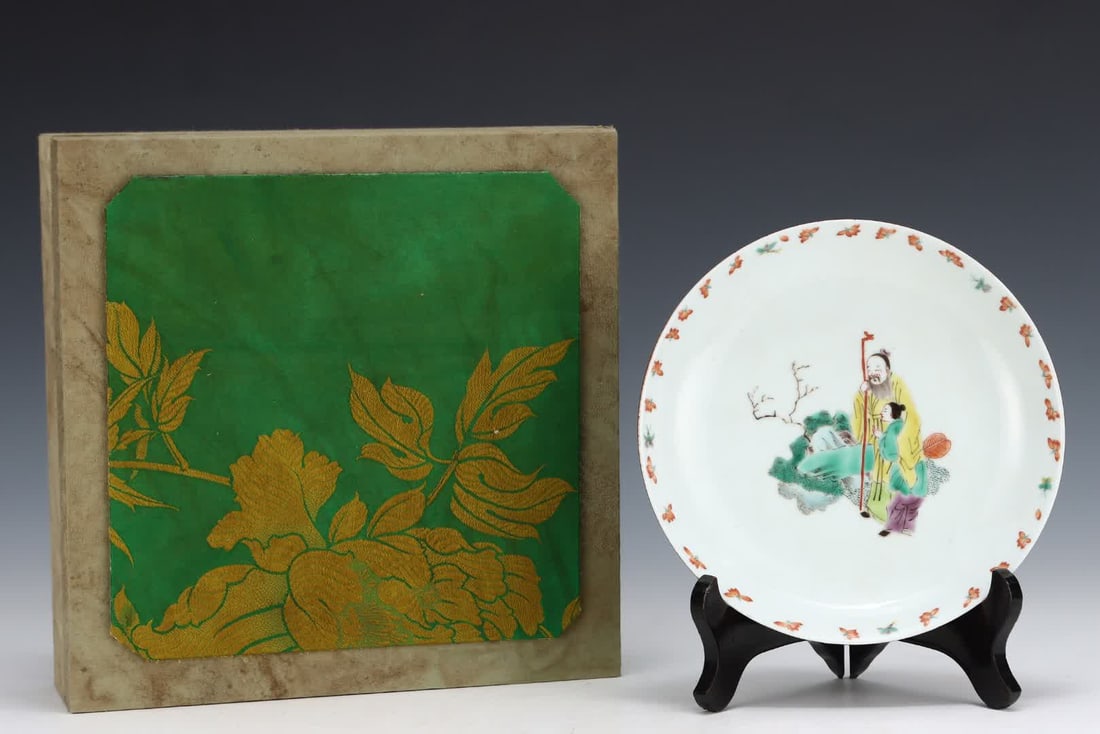 A Qing Yongzheng pastel figure plate: Qing Yongzheng pastel figure plate SIZE: H: 3.5cm Abdominal diameter 19.5cm (The Dimensions Of All Batches Are Manually Measured.If You Need More Detailed Information, Please Contact Our Customer