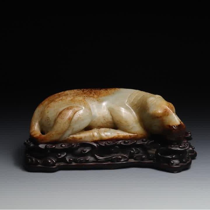 A piece of Qing Dynasty seed material jujube red skin lying horse: This ornament is carved from the whole material of Hetian jade seed material, the jade is warm and condensed, the grease is full and mellow, the natural jujube red skin is rich and bright, the skin is