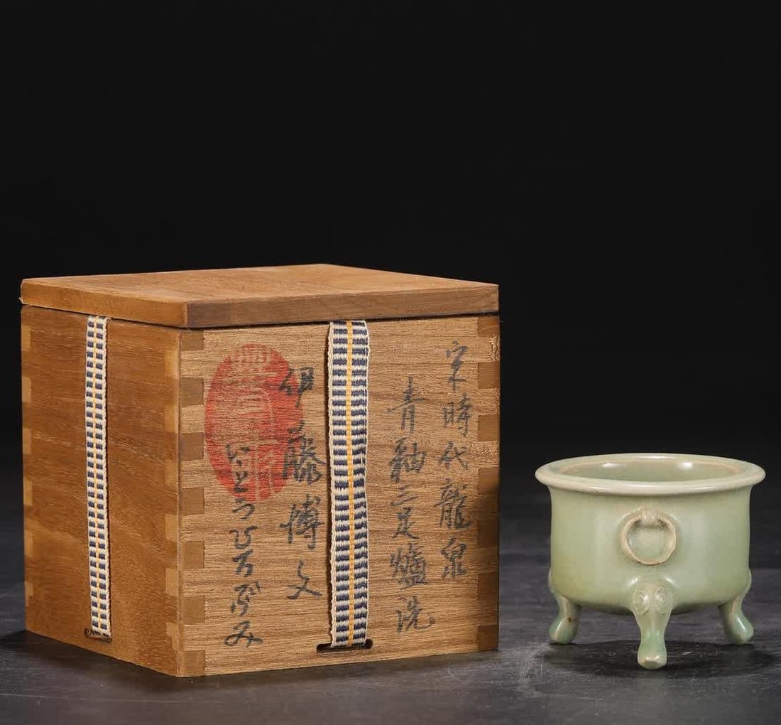 A piece of Southern Song Dynasty Longquan kiln celadon three-legged furnace wash: Southern Song Dynasty Longquan kiln celadon three-legged furnace washing SIZE: H:5.5cm mouthD:7cm (The Dimensions Of All Batches Are Manually Measured.If You Need More Detailed Information, Please