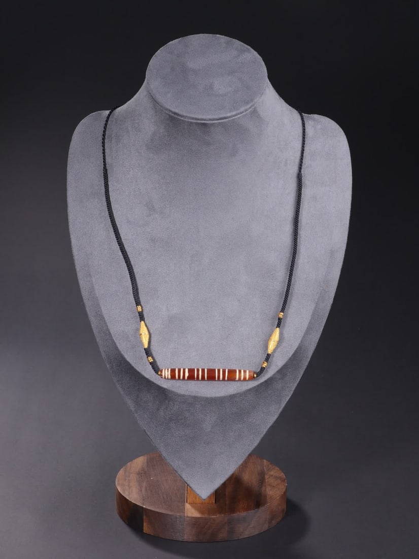 A necklace of 15-thread onyx with 18-k yellow gold set with etched carnelian from 2000 to 2500 years: A necklace of 15-thread onyx with 18-carat yellow gold, dating from 2000 to 2500 years ago SIZE: Supervisor L: 5cm (The Dimensions Of All Batches Are Manually Measured.If You Need More Detailed Inform