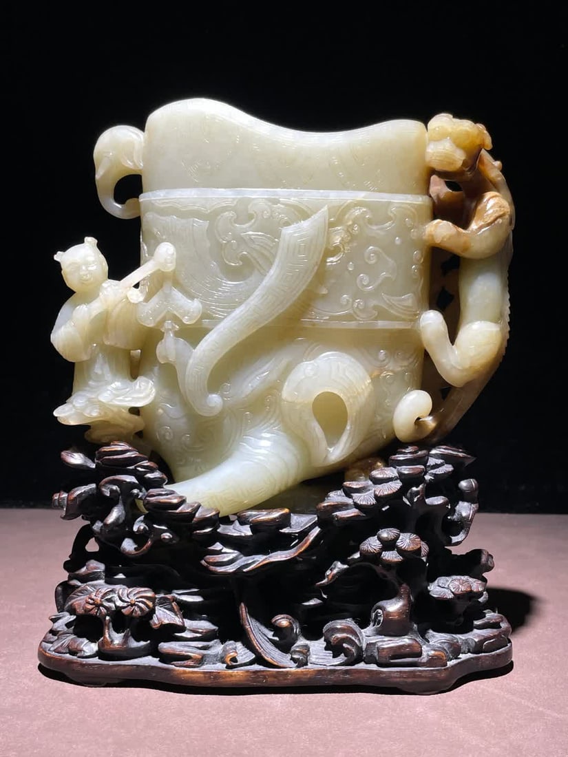 A Qing Dynasty Hetian jade Taiping has an elephant cup ornament: Qing Dynasty Hetian jade Taiping has an elephant cup ornament carved from Hetian jade whole material, the body is shaped by round carving techniques, the main body of the "elephant head carrying cup"